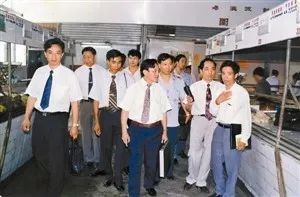 上世纪90年代初，龚培连（二排右一）陪同越南来宾考察物价。