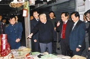 1993年1月，龚培连（右二）陪同原国务院副总理余秋里（右三）考察园岭农贸市场。