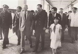 1985年9月25日,李灏(左三)到深圳火车站迎接到访的新加坡总理李光耀。
