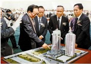 上世纪90年代，骆锦星（右二）陪同时任国务院副总理田纪云视察房地产项目。
