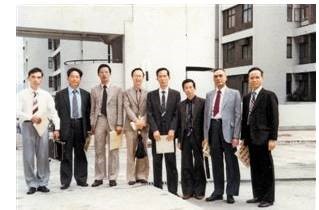 1981年，骆锦星（右一）第一次去香港卖楼。