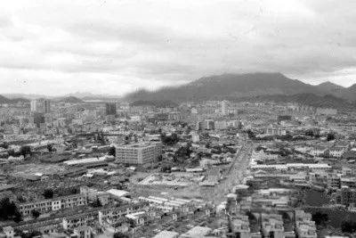 1985年罗湖区的俯拍全貌，一座正在崛起的现代化城市，繁华已现。