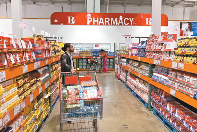 顾客在华盛顿近郊的超市选购药品。本报记者 张朋辉摄