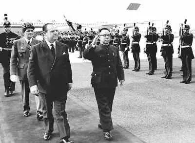 1978年5月,时任国务院副总理谷牧考察五国,李灏参加。回国后,谷牧指定李灏等三人起草“考察报告”。这份报告成为当年7月国务院务虚会议的主要文件之一。
