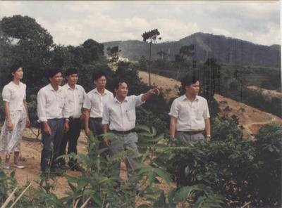 张伟基（右二）和干部们在规划建设新工业村。