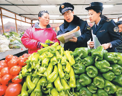 山东省青岛市即墨区食品药品监督管理局近日开展“食安护佳节”执法行动,对辖区商场超市、农贸市场,生产企业的食品、年货等进行专项检查,确保春节期间居民餐桌安全。梁孝鹏摄(新华社发)