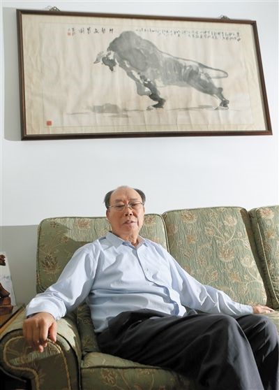 2013年10月23日，厉有为在自己家中。他最喜欢牛，于是要求在家中“牛”的绘画作品下拍照。新京报记者 尹亚飞 摄