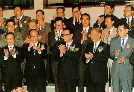 1993年10月5日,深圳市政府与香港和记黄浦合作投资的盐田国际集装箱码头合资合同签字仪式在北京钓鱼台国际宾馆举行,图为国务院总理李鹏、副总理邹家华与李嘉诚先生。