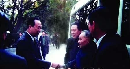 1992年邓小平南巡时，厉有为迎接邓老下车。