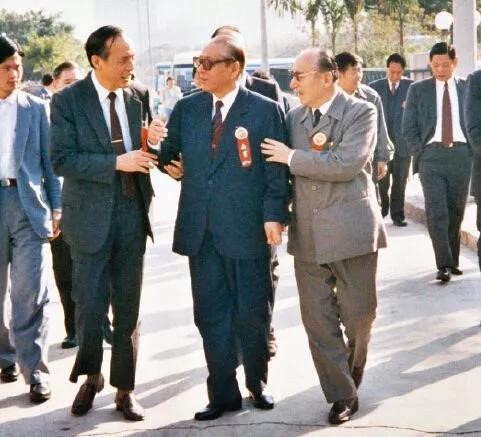 1990年12月23日,习仲勋(中)与李灏(左一)、赛福鼎.艾则孜(右一)一起参加深圳市人大成立大会。