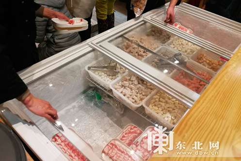 78元一位的自助火锅,50多种涮品任选。