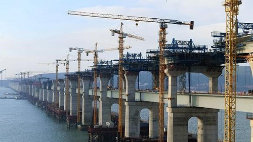 基础设施建设是中国经济增长的推动力之一。图为中国首座跨海峡公铁两用大桥建设场景。（《日本经济新闻》网站》）