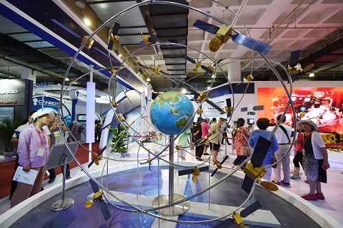 　　资料图片：2017年6月9日，参观者在第二十届中国北京国际科技产业博览会上参观展出的北斗卫星导航系统模型。（新华社）