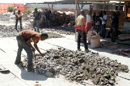 资料图片：刚果（金）一家钴矿的工人正在筛检矿石。（路透社）