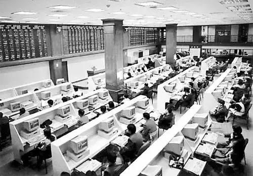 深圳证券交易所被一些人称为中国资本市场的“大儿子”。1990年12月1日,深圳证券交易所成立并进行试营业,称为中国内地两大证券交易所之一,以后便掀起一股炒股热潮。