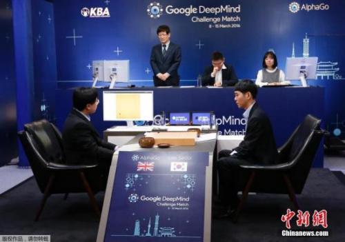 2016年3月9日,韩国围棋棋手李世石(右)VS谷歌AlphaGo的人机大战赛在韩国首尔举行。