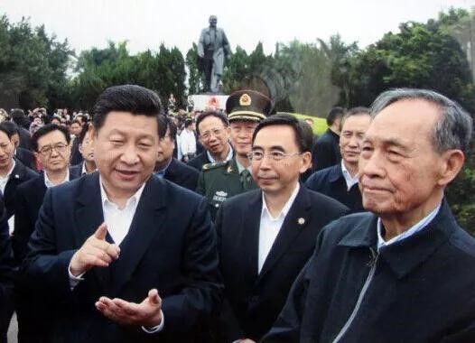 　　2012年12月8日，新上任的中共中央总书记习近平将第一次地方考察的第一站选在了深圳。86岁的李灏（右一）陪同习近平总书记等一行到深圳的莲花山邓小平雕像敬献花篮。