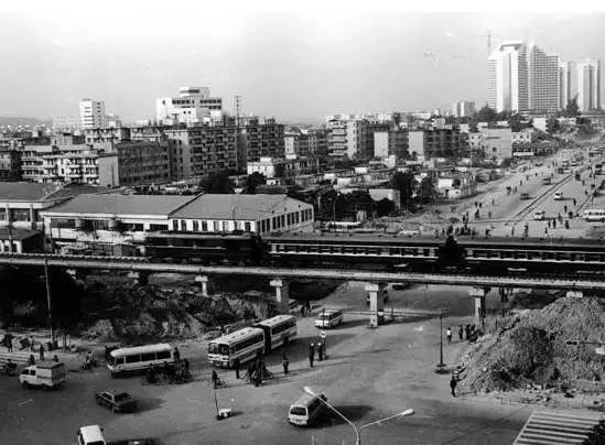 1987年21月27日,横贯深圳市区中心地段、东西走向的公路干线--深南大道,全线贯通,正式通车。