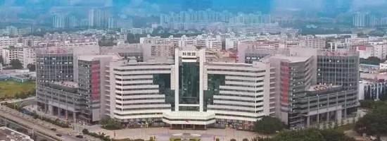1985年,深圳即创办了科技工业园、科技商品交易所,推动了高新技术产业发展。科技人员自己办的企业叫什么?当时不好定义,就“模糊”称为民间科技企业。
