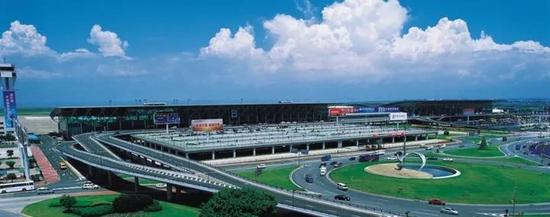 1991年,深圳宝安国际机场建成通航,深圳海陆空现代立体交通体系初步完成。