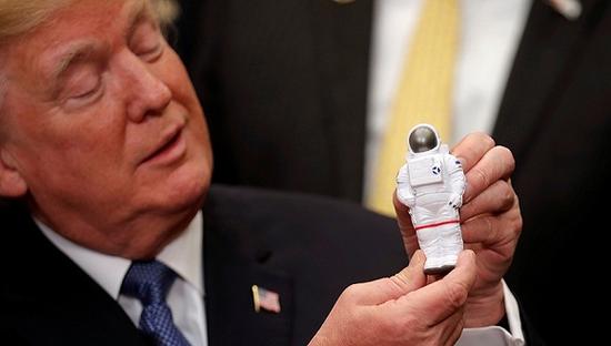 2017年12月11日，美国华盛顿，美国总统特朗普签署太空政策指令，宣布美国宇航员将重返月球，并最终前往火星。图片来源：视觉中国
