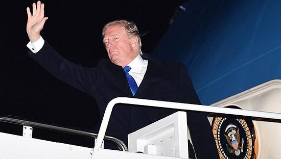 2018年1月24日，美国总统特朗普启程前往瑞士出席达沃斯论坛。图片来源：视觉中国