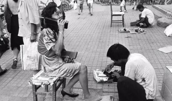 1988年,深圳移动电话开通,街头出现了“大哥大”。