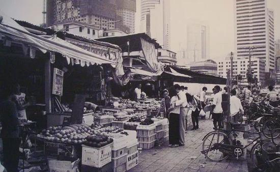 九十年代初的罗湖村小市场。