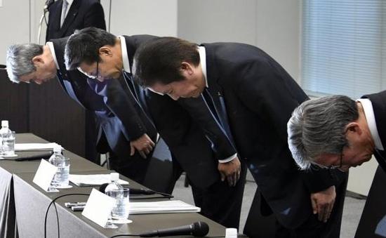 当地时间11月24日，三菱综合材料召开了新闻发布会。董事总经理竹内章及其他高管鞠躬道歉。东方IC 资料图