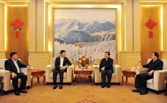 黑龙江省委书记张庆伟、省长陆昊会见刘强东一行。图片来源:京东黑板报