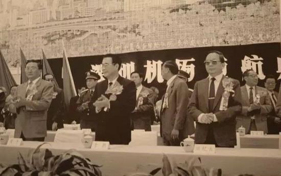 图为1992年10月12日，时任国务院代总理李鹏亲临深圳为机场通航剪彩。