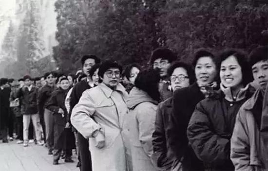 “现在流行炒房,90年的流行炒股”,当时全国各地包括港澳台涌来很多人到深圳炒股,很多人由此赚到第一桶金。