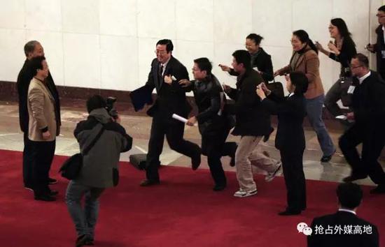 比香港记者跑的还要快的小川行长