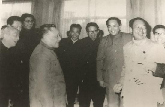 1984年，邓小平视察深圳时，与省、市领导干部亲切交谈。右二为梁湘，右三为周溪舞。