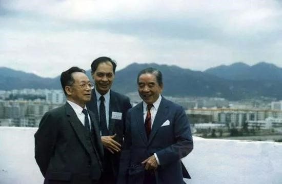 1986年,时任国务院宁波经济开发区协调小组长的谷牧(左一)视察宁波开发区建设情况,与包玉刚(右一)、李灏(中)在一起交谈。