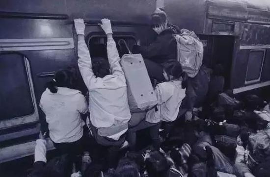 1989年,百万劳工下深圳,形成了特殊的移民潮,深圳成为最早聚集打工者的城市之一。