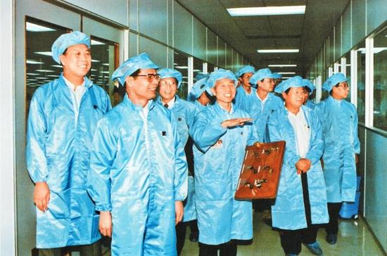 上世纪90年代，厉有为（左一）和林祖基（右二）陪同谢非（左前二）视察深圳。谢非视察后，决定在深圳召开全省发展高科技现场会，推广深圳做法。