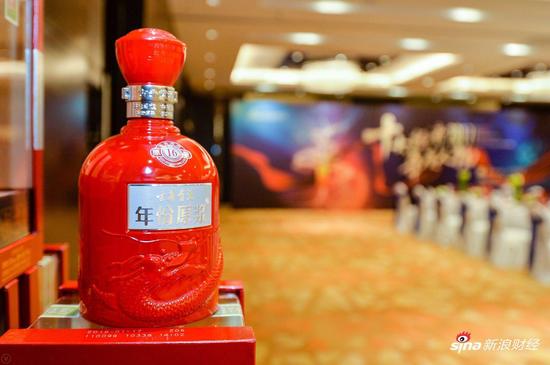 古井贡酒年份原浆是 “2017十大经济年度人物” 的特约赞助商