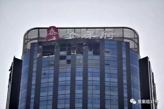 失火的38层公寓楼顶部受损严重。 新京报记者 王嘉宁 摄