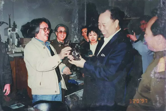 1997年，厉有为验收邓小平像，深圳雕塑院院长滕文金（左一）赠予其野牛雕塑