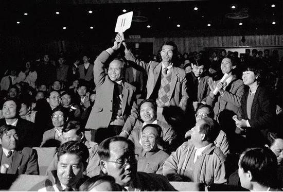 原深房公司总经理骆锦星(前)举起1号牌,赢得了中国土地“第一拍”,后来深房公司在竟得的这块地上修建了东晓公园。