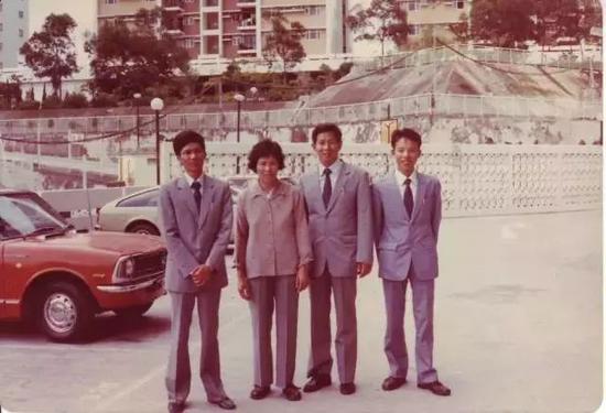 深圳市物业管理公司成立后，派四人去香港学习。