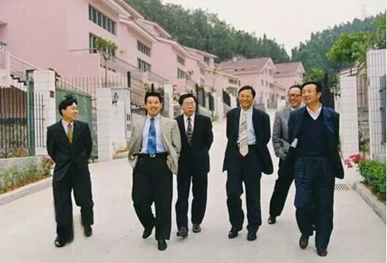 1987年，华为公司最早的办公地点是在深圳湾畔的两间简易房。