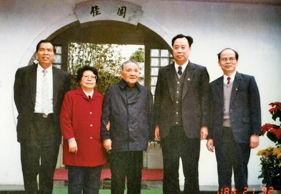 1992年邓小平南巡时偕夫人与谢非、厉有为、陈开枝同志合影