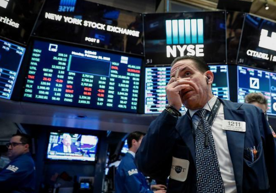 2018年2月26日，美国纽约，纽约证交所交易商工作场景。REUTERS/Brendan McDermid