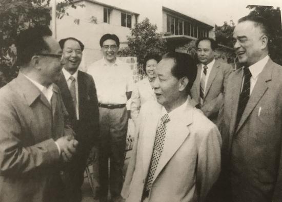 　　1985年，时任中共中央总书记的胡耀邦在谷牧副总理、梁灵光省长陪同下到深圳检查工作。图片中间为胡耀邦，从右而左为：梁灵光、周溪舞、邹尔康、梁湘、谷牧。左二是梁湘。