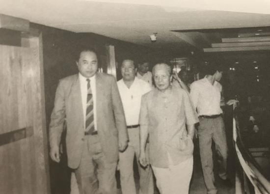 1985年，周溪舞（前左）陪同广东省委第一书记任仲夷（前右）在深圳检查工作。