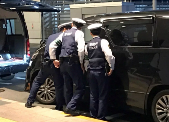 日本警方去年11月在东京羽田机场检查车辆。（源自《日本经济新闻》网站）