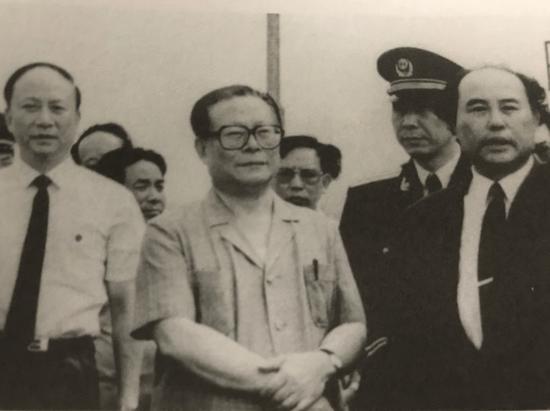 1991年，周溪舞（右）陪同时任中共中央总书记江泽民视察皇岗口岸。