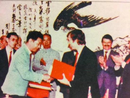 1983 年11月11日，在深大电话公司成立签字仪式上，中英双方代表交换合同文本。
